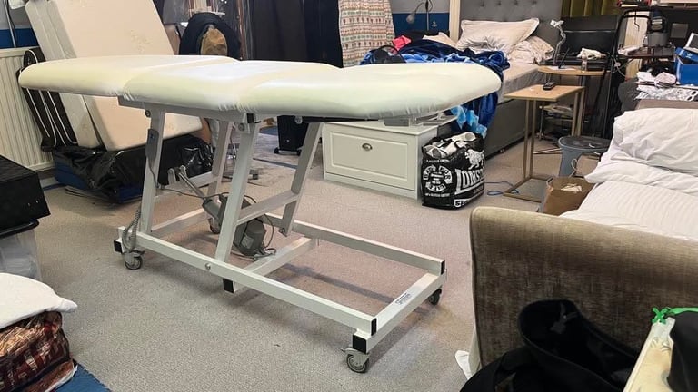 TABLE MASSAGE ( ELECTRIC ) hardly used