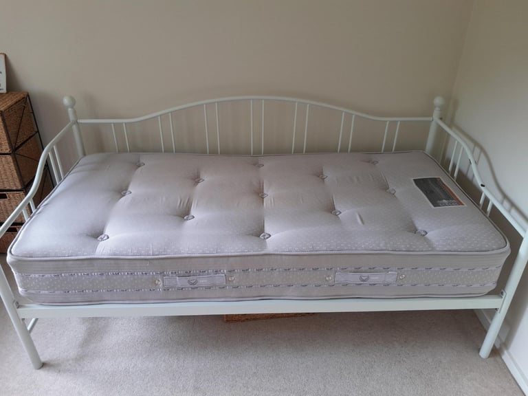 Daybed with mattress