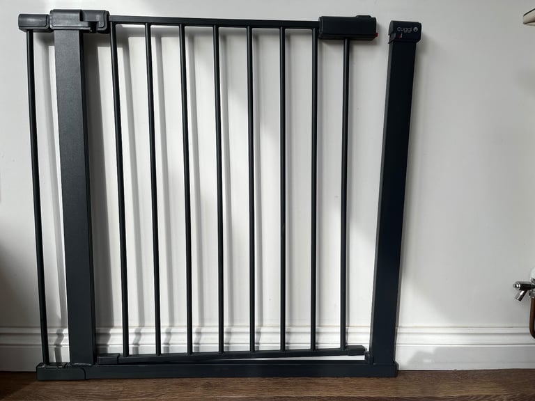 Cuggl pressure fit safety gate - grey