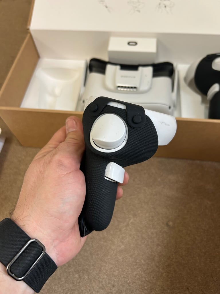 Quest 2 Oculus OG VR HMD Meta with Extras