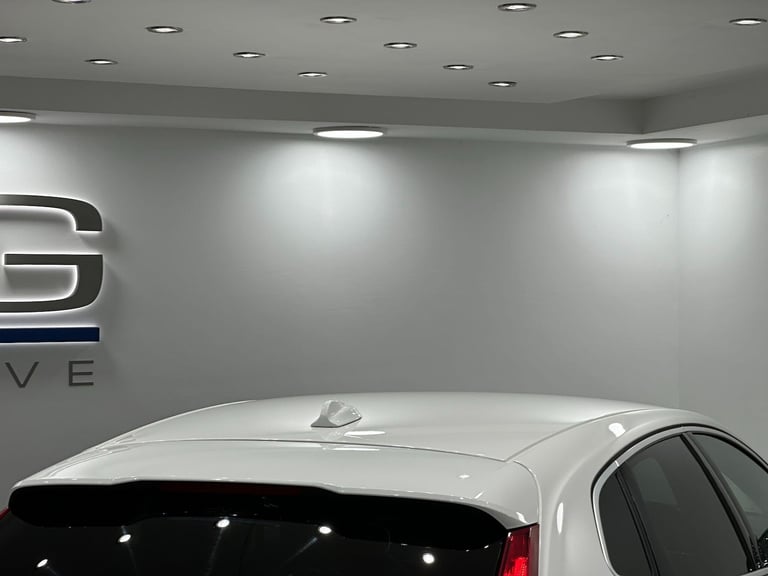 2017 Volvo V40 2.0 D2 R-Design Nav Plus Auto Euro 6 (s/s) 5dr HATCHBACK Diesel Automatic