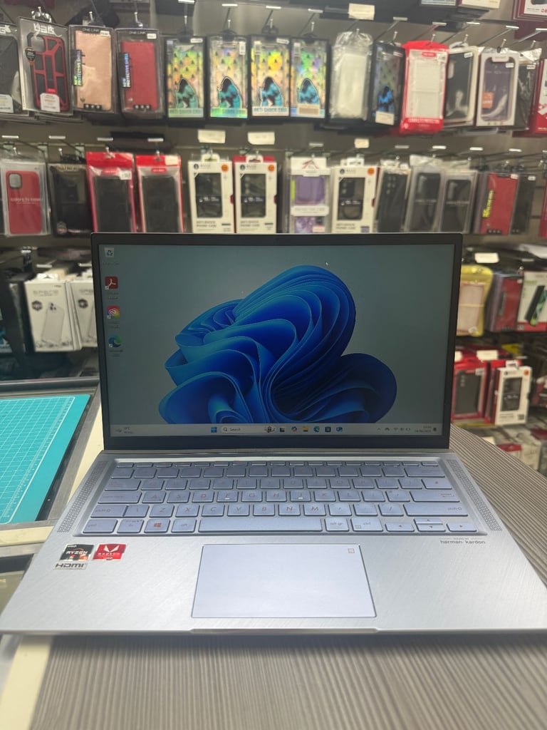 ASUS ZenBook AMD Ryzen 5 8/256GB in Excellent Condition