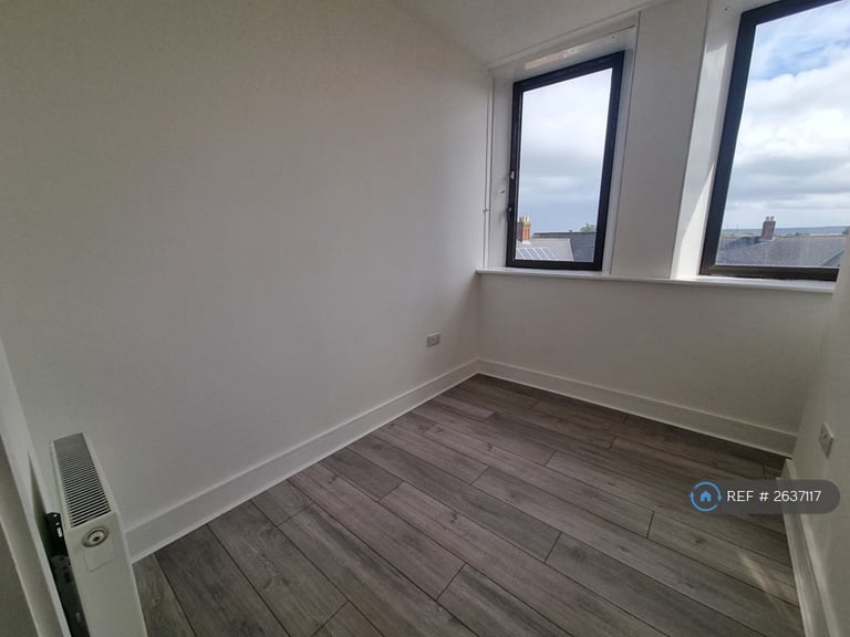 2 bedroom flat in Eleanor House, Waltham Cross, EN8 (2 bed) (#2637117)