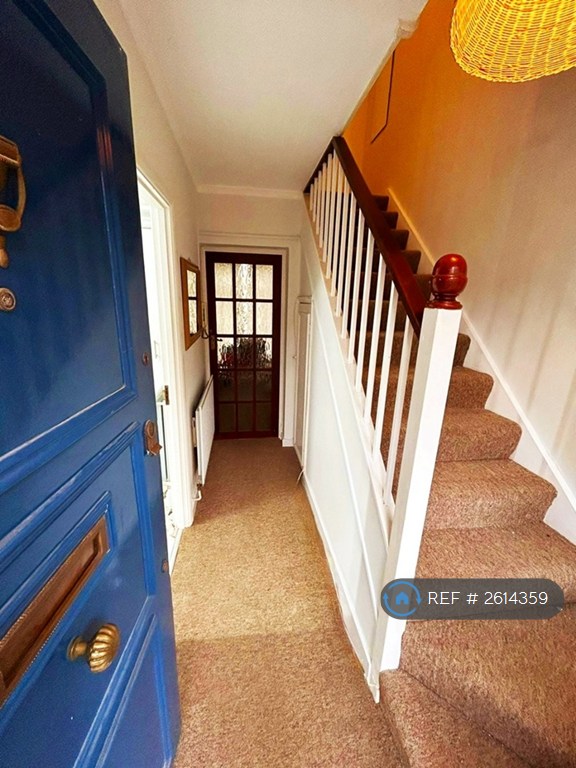 3 bedroom flat in Spencer Park, London, SW18 (3 bed) (#2614359)