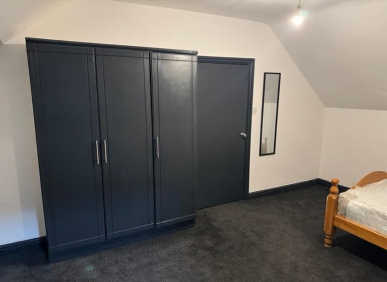 Modern 1-Bedroom Flat | Furnished | Fitted Kitchen | Parking | Burley Street, Leeds - LS3