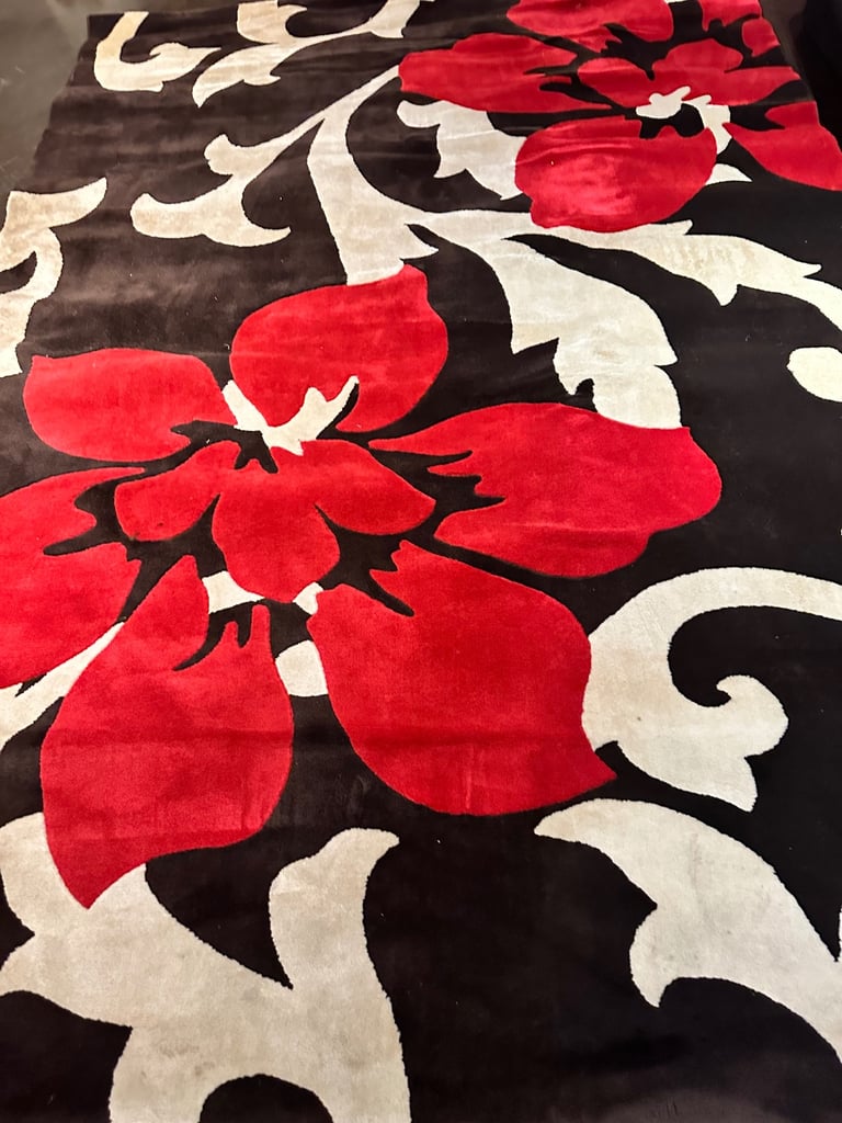 VERY LARGE RUG - FREE DELIVERY IN LOCAL AREA 