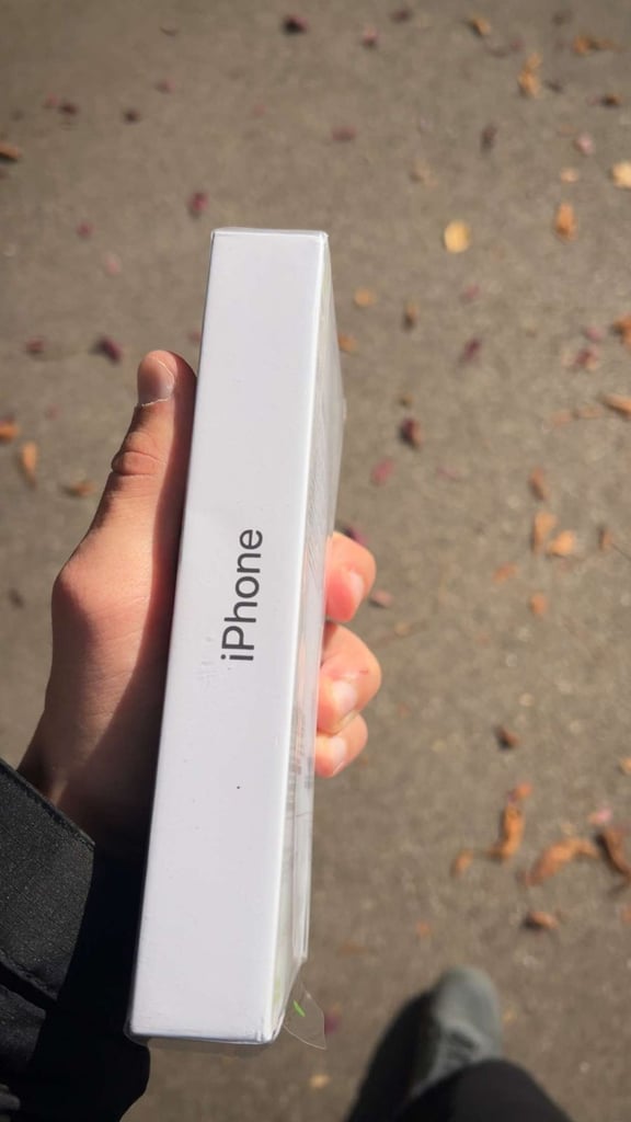 brand new iphone 16 pro max 1tb sliver with reciept