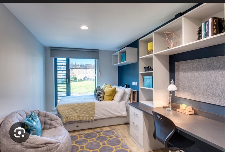 BRONZE STUDIO AVAILABLE RIVERSIDE QUAY STIRLING