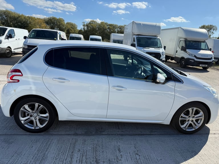 Peugeot, 208, Hatchback, 2015, Manual, 1560 (cc), 5 doors