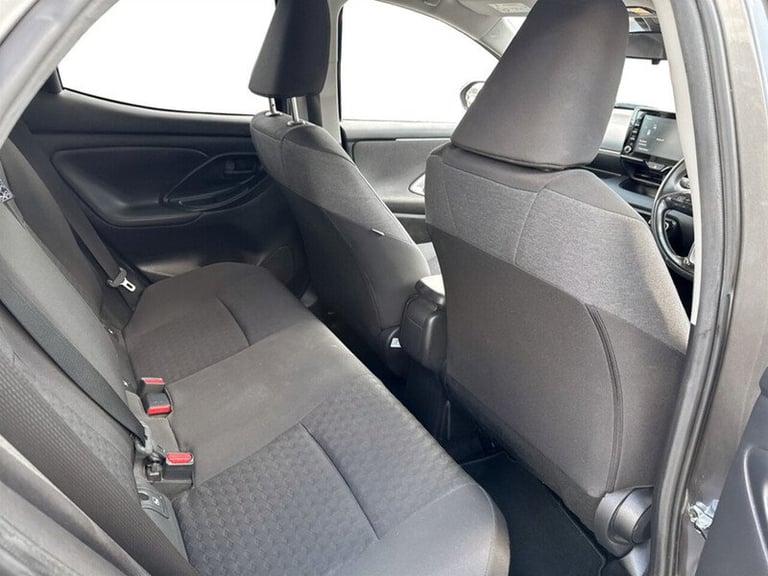  Toyota Yaris VVT-h Design Hatchback HYBRID Automatic