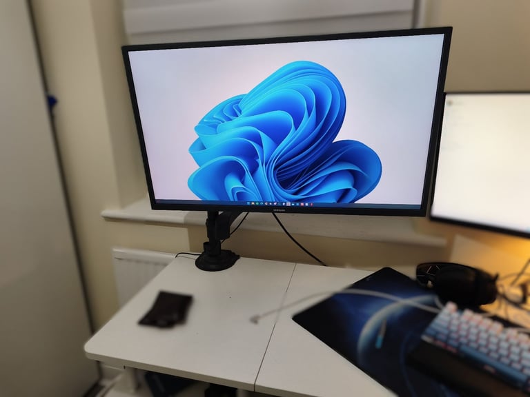 image for Samsung UJ590 32inch; 4K UHD Monitor (LU32J590UQPXXU) + HUANUO Monitor Arm – Excellent Condition