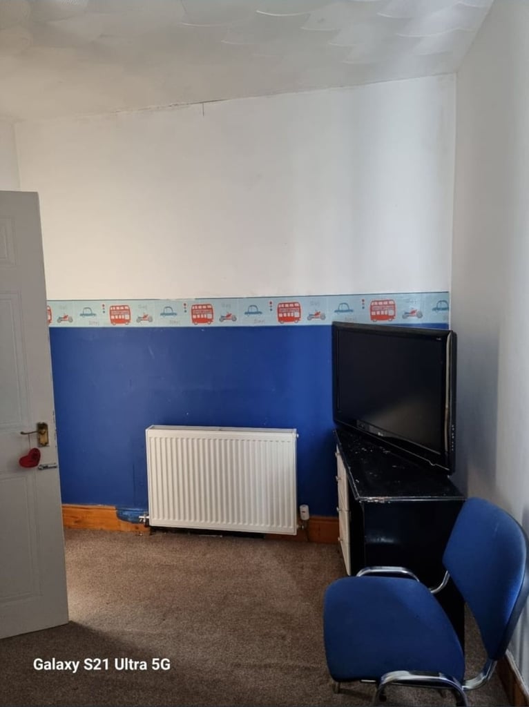 1 room available in 3 bedroom house 