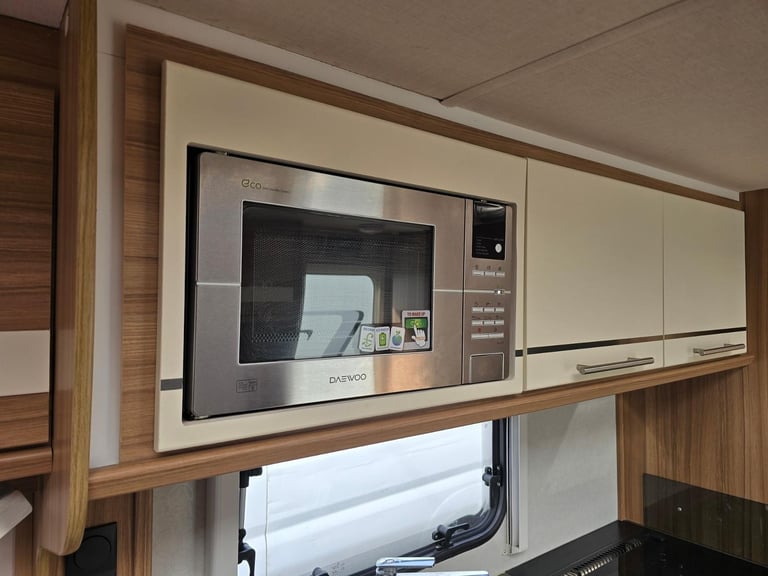 2017 Lunar Quasar 462 2 Berth End Washroom Caravan, Motor Mover