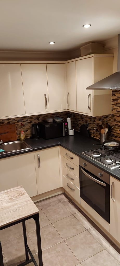 Lovely Double Room Recently within flat share in Holyrood, City Centre