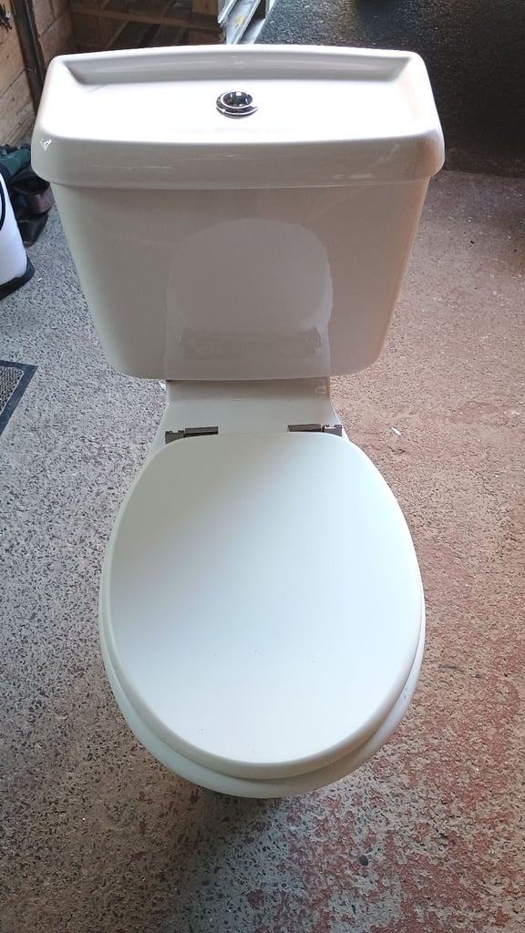 toilet with soft close lid & low level cistern 