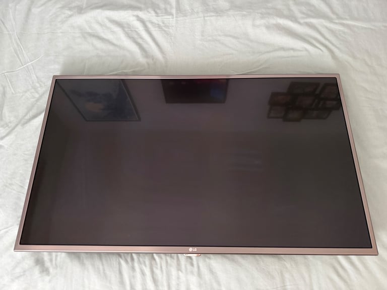 image for LG 43” 4K UHD Smart TV (Model 43UH668V) + Perlegear Table Stand – Excellent Condition