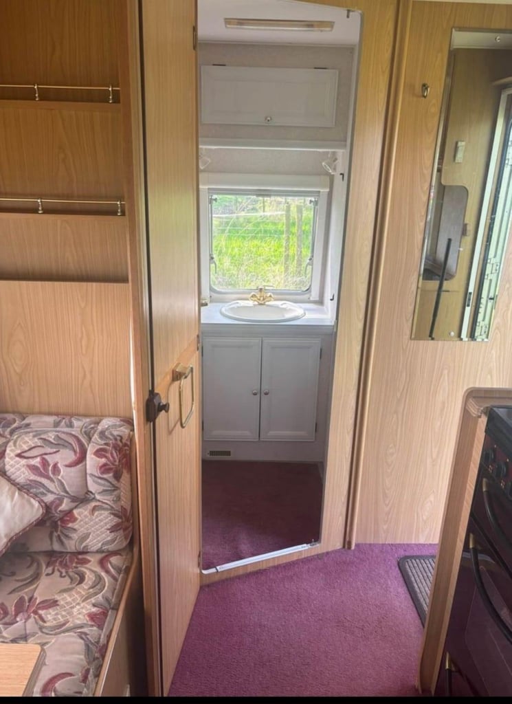 Bailey pageant champagne