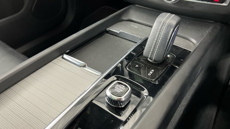 2021 Volvo XC60 B6 R-Design PRO AWD Mild Hybrid(22'Alloys, Harman Kardon, Panroof, Carplay) Estat...