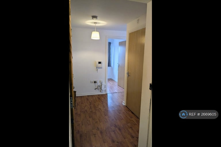 2 bedroom flat in Berberis House, Feltham, TW13 (2 bed) (#2669605)