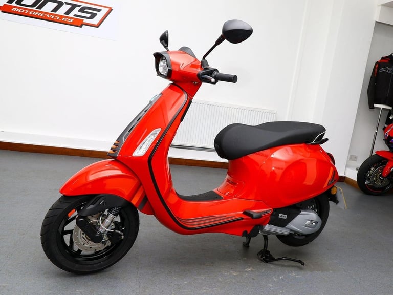 2025, '25  Piaggio Vespa Sprint S 125 Scooter. 1 Owner. ONLY 69 MILES. £3,895