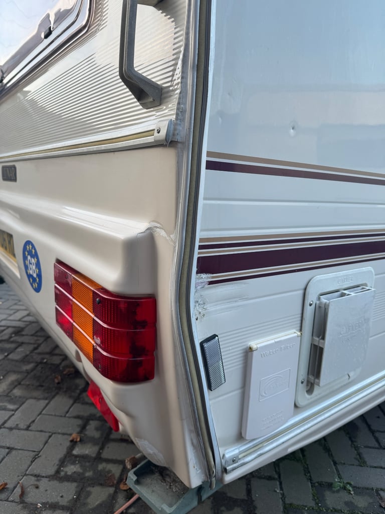 1998 Lunar Solar 465-5 Berth Caravan, Full Size Awning, Double Dinette Family Layout.
