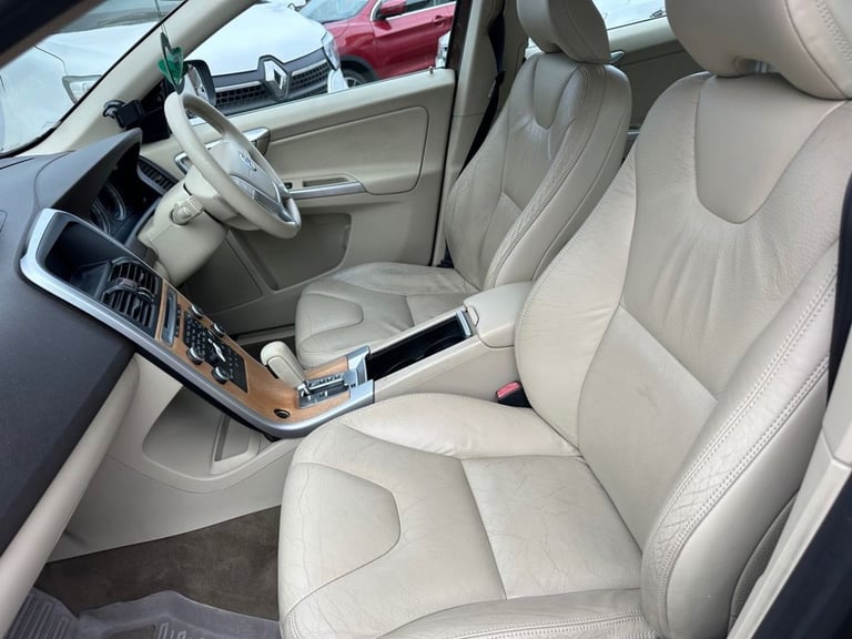 2009 Volvo XC60 2.4 D5 SE Lux SUV 5dr Diesel Geartronic AWD Euro 4 (205 ps) ESTATE Diesel Automatic