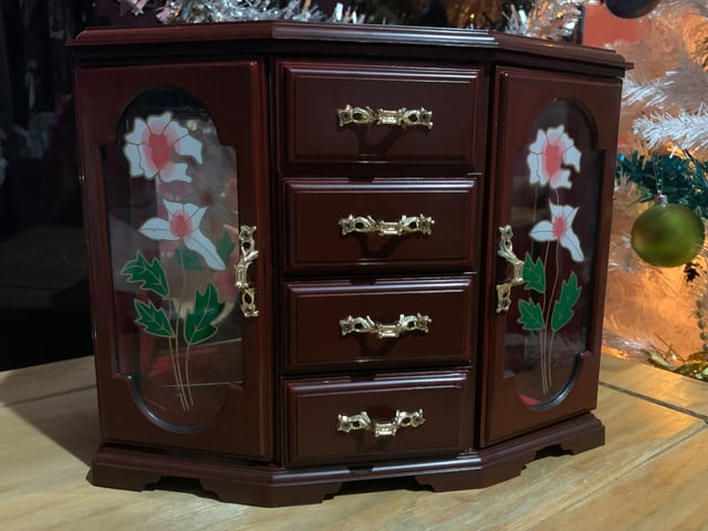 Stunning Vintage styled Musical Jewellery Box in East Ham
