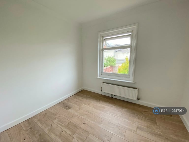 2 bedroom flat in Stewart Road, Bournemouth, BH8 (2 bed) (#2657954)
