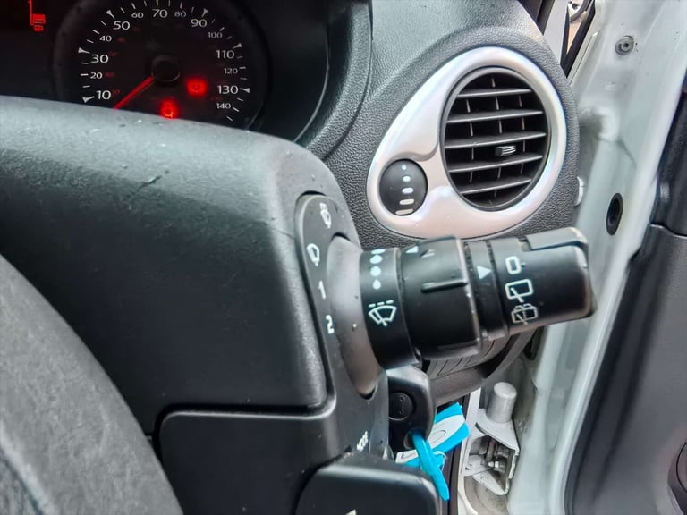 2009 Renault Clio 1.1 Clio Expression 16v 5dr Hatchback Petrol Manual