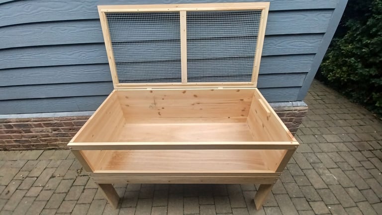 Wooden indoor hutch for guinea pigs/hamsters/gerbils - UK made