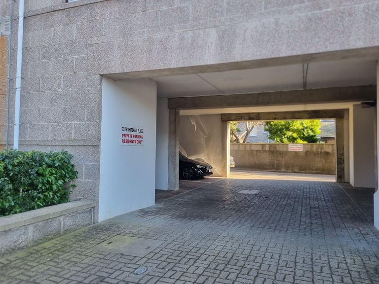 Spacious, West End 2 bedroom Flat on Beautiful Tree Line Street.