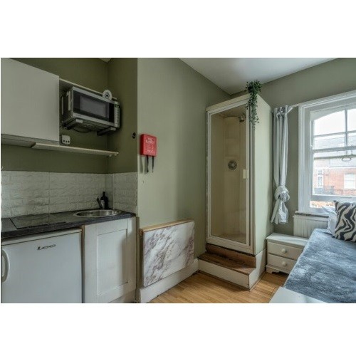 Single Semi-Studio in Castletown Road, West Kensington/Barons Court, W14 9HG * Bills Inc*