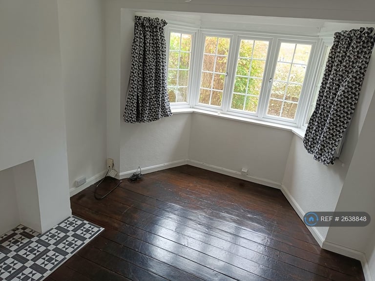 3 bedroom house in Broughton Avenue, Richmond, TW10 (3 bed) (#2638848)