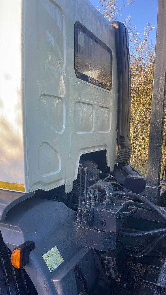 2015 (65) LEYLAND DAF LF220 HOOKLOADER. ENCLOSED BODY. 18 TON GVW. EURO 6. 