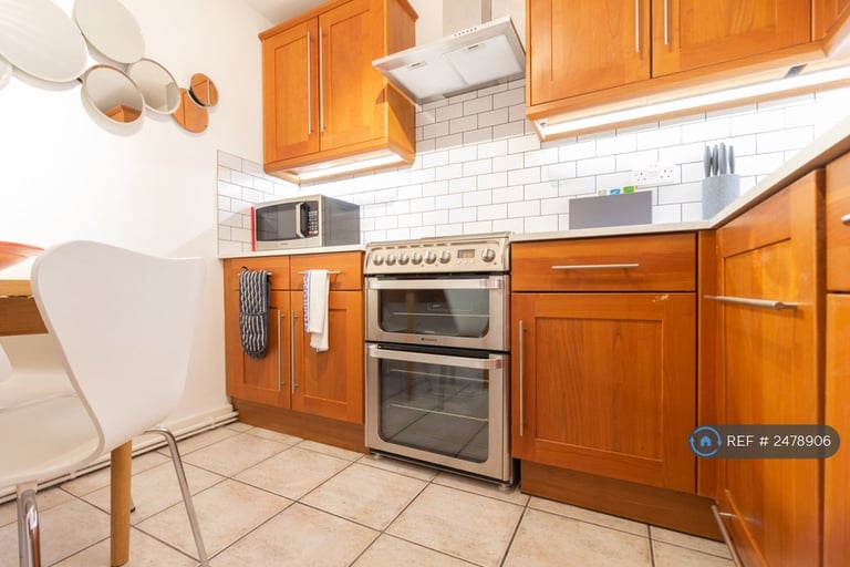 1 bedroom flat in Cooper Close, London, SE1 (1 bed) (#2478906)