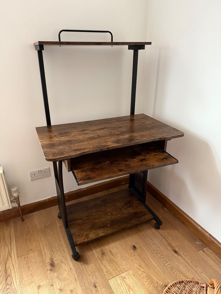 Computer desk 