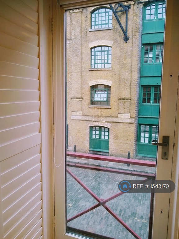 2 bedroom flat in Prospect Place, London, E1W (2 bed) (#1543170)