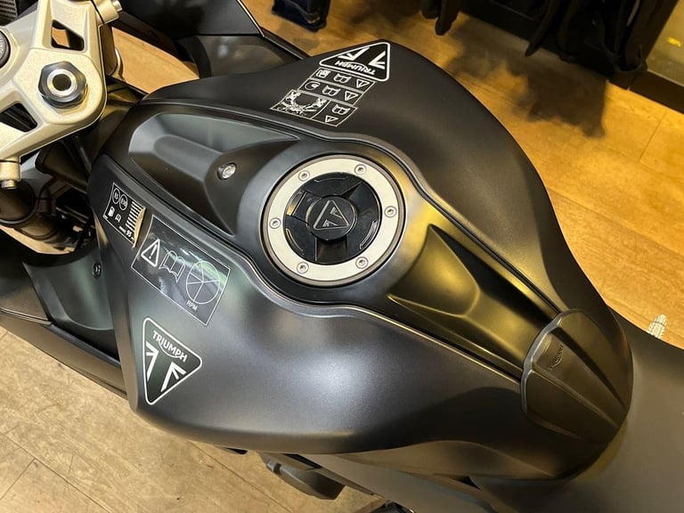 2025 Triumph Daytona 660 PREMIUM TWIN COLOUR Petrol black 6 Speed