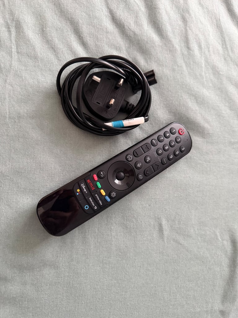 LG 43” 4K UHD Smart TV (Model 43UH668V) + Perlegear Table Stand – Excellent Condition