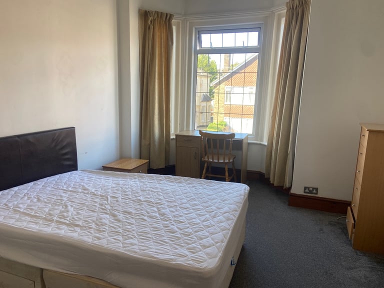 LARGE DOUBLE ROOM TO RENT