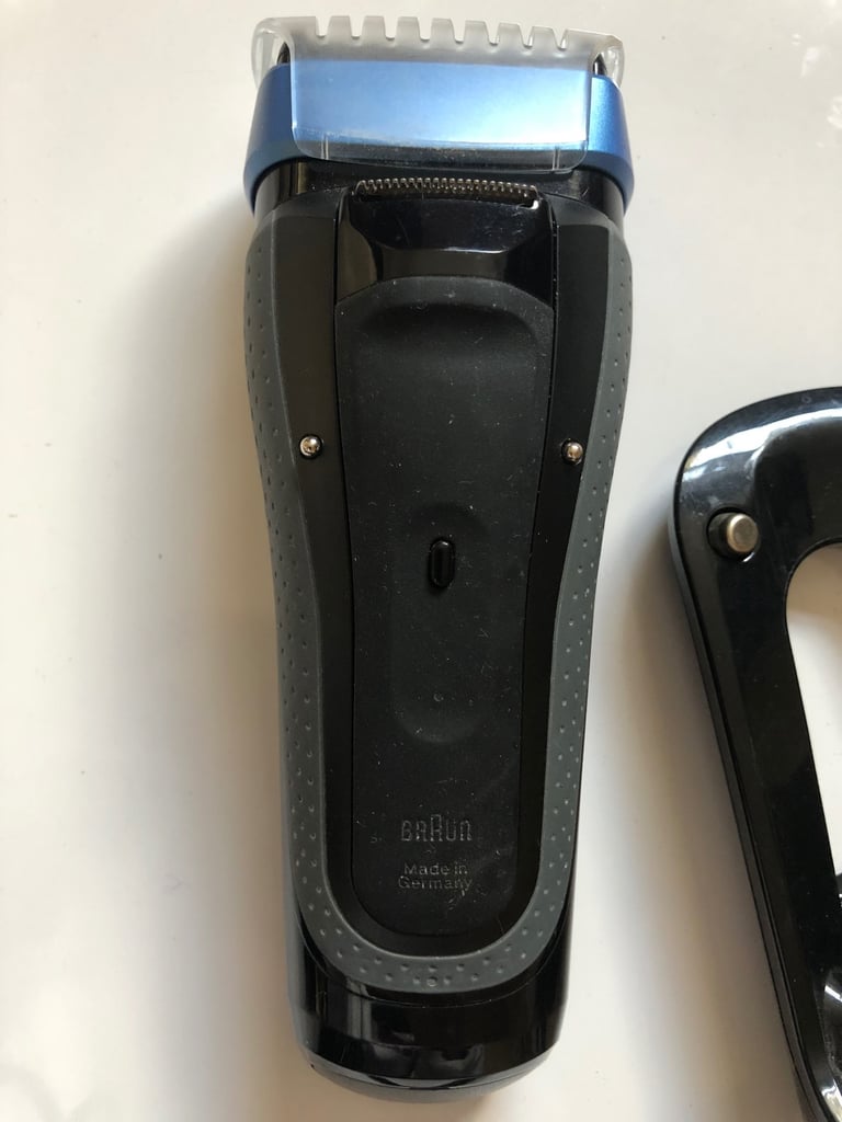  Braun Black CoolTec  Men’s Electric Razor Charging unit, carrying case and cleaning brushes. 