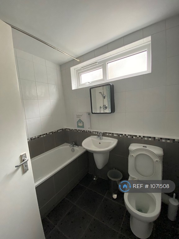 1 bedroom flat in Balham, London, SW12 (1 bed) (#1071508)