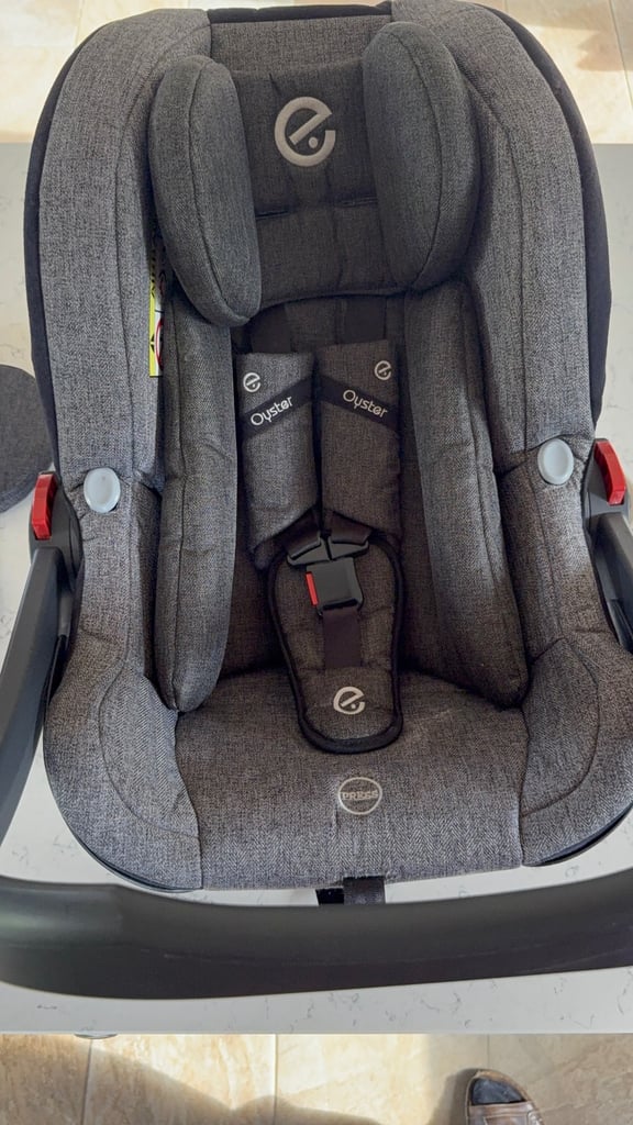 Oyster Carapace car seat and isofix base