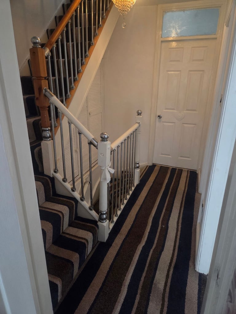 4 to 5 beds house to let