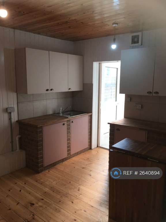 3 bedroom flat in Alma Road, Sheerness, ME12 (3 bed) (#2640894)