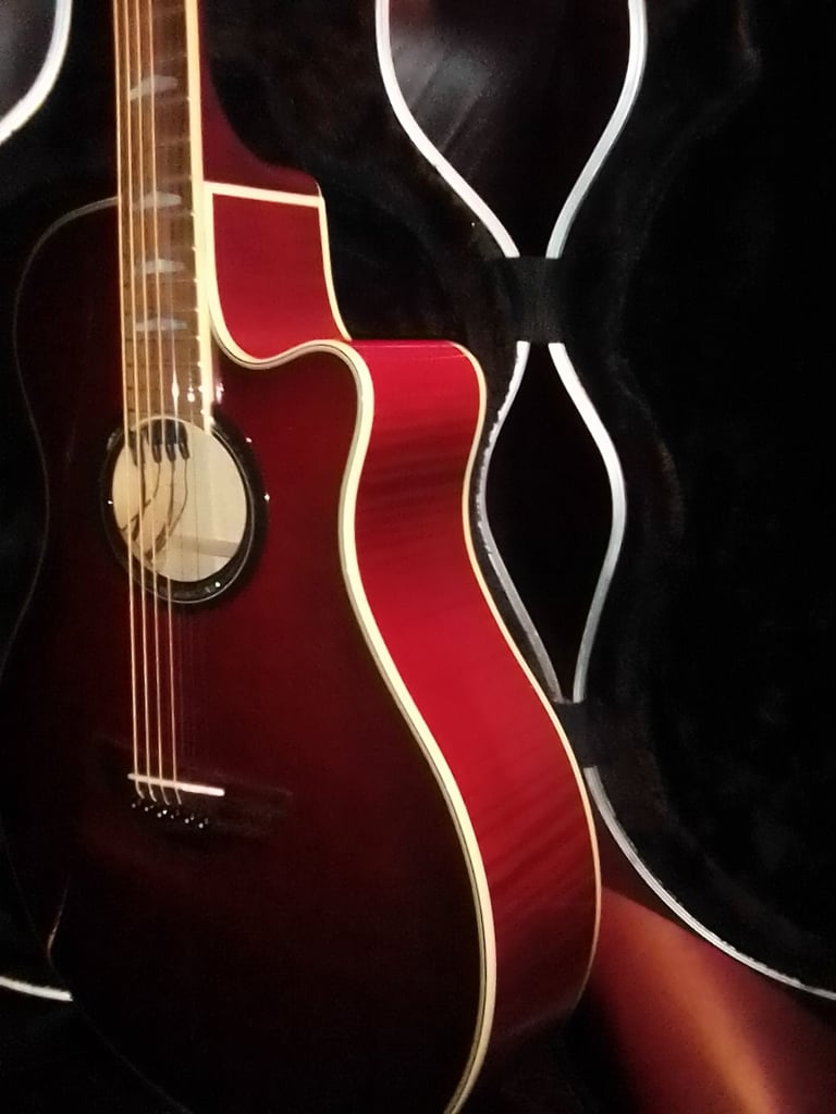 YAMAHA APX900 E/ACOUSTIC RED/GOLD SPRUCE TOP NEW PRO SET UP & STRINGS FREE CASE