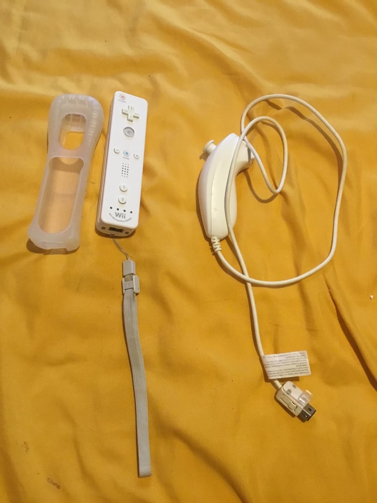 Wii motion plus controller + silicon jacket + strap + nunchuck 