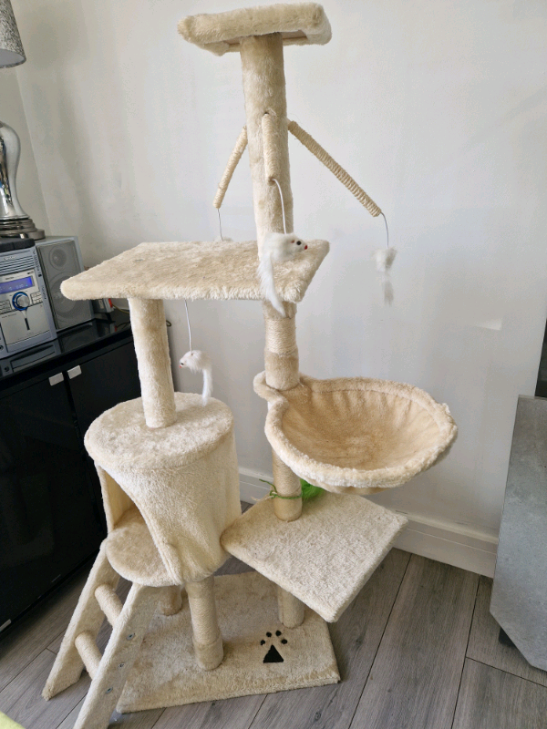 Large cat tree scratching post