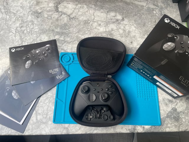 Microsoft Elite Series 2 Xbox One controller. Ungraded bundle in