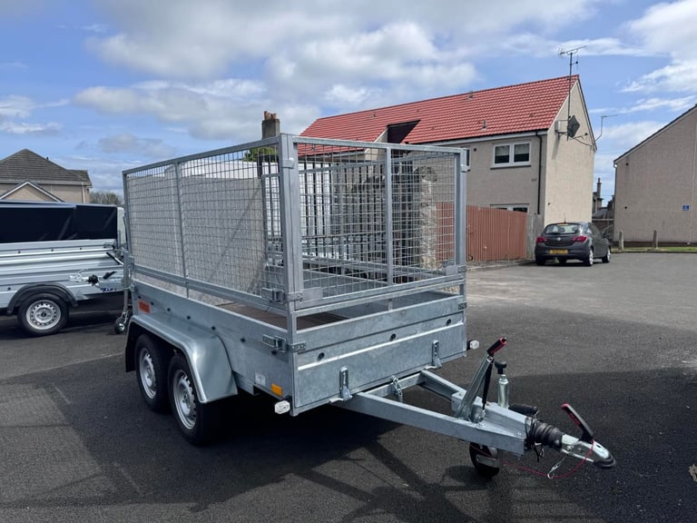 NEW 8,2ft X 4,3ft (BC752) TWIN AXLE TRAILER WITH 80CM MESH & RAMP 1300KG